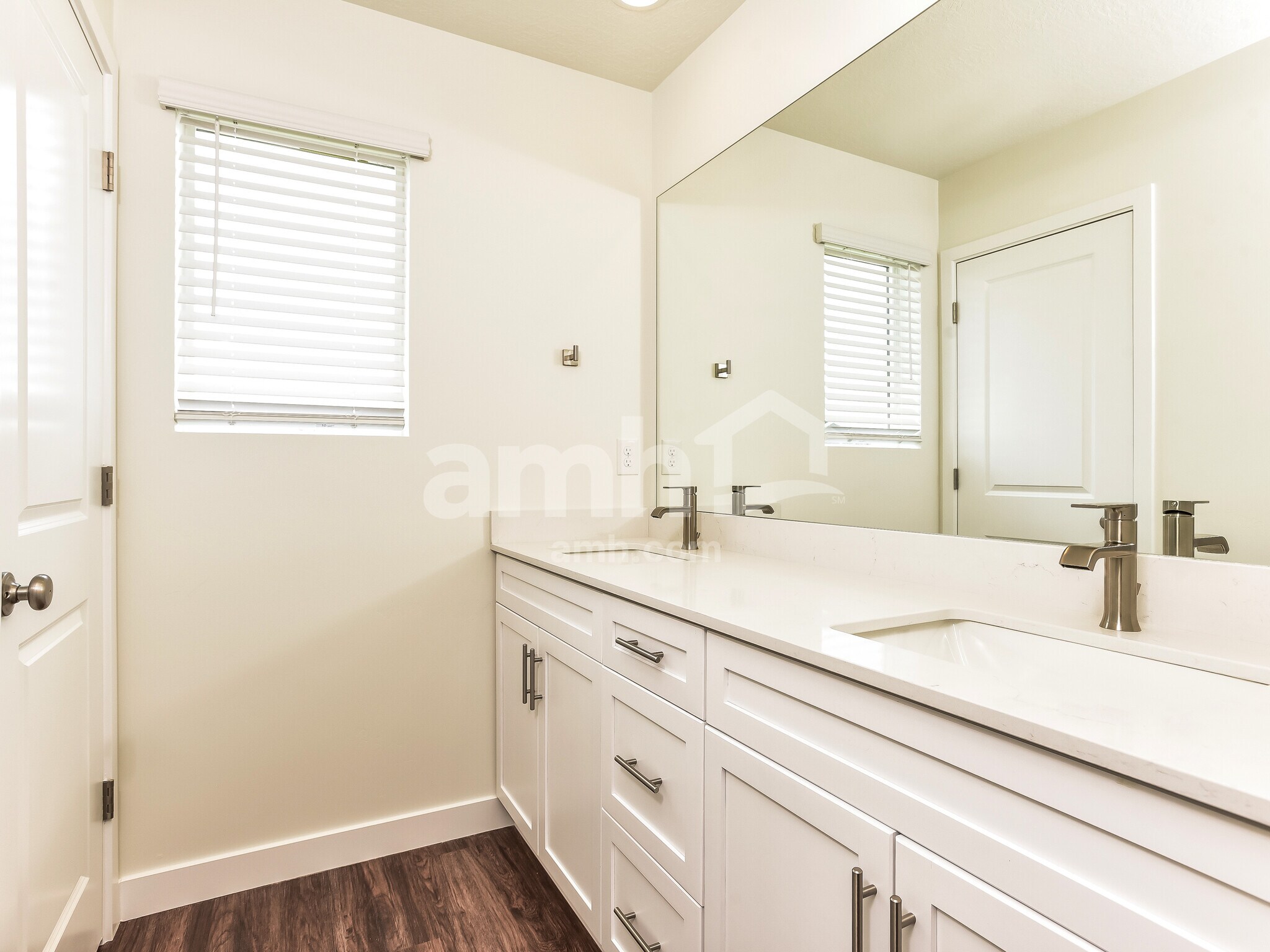 Building Photo - 1142 E Caitlyn St