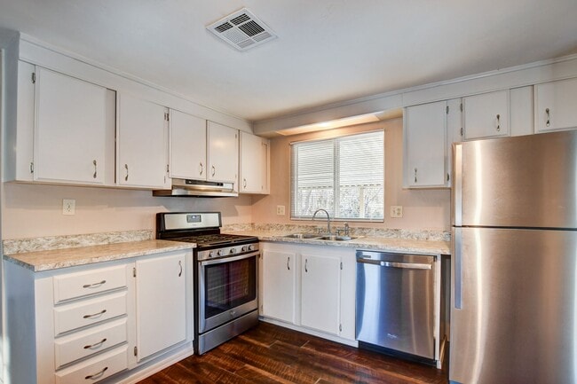 Building Photo - 2 bed, 2 bath Home in Prescott!