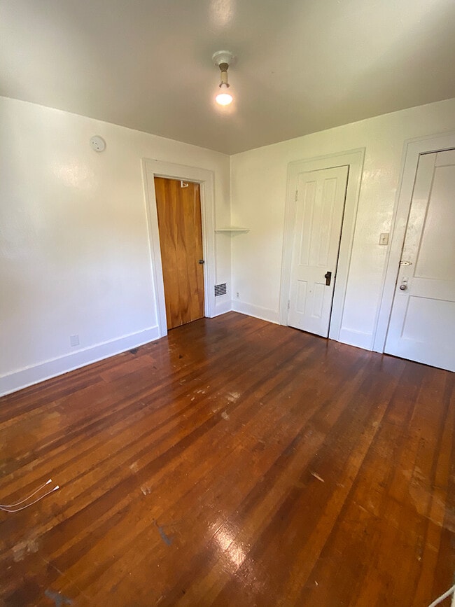 Building Photo - 714 N Van Buren St