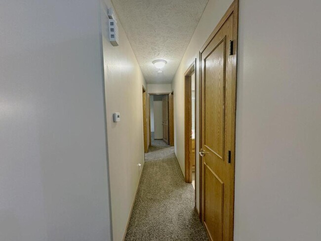 Building Photo - 2107 Queen Dr