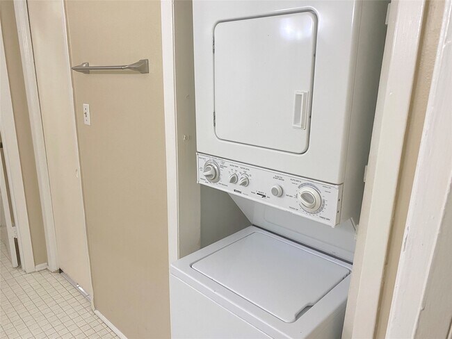 Building Photo - 1403 Blalock Rd