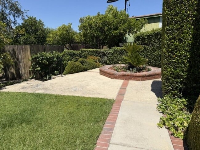 Building Photo - Spacious & Charming 3 Bedroom and a Den Home with Beautiful Updates