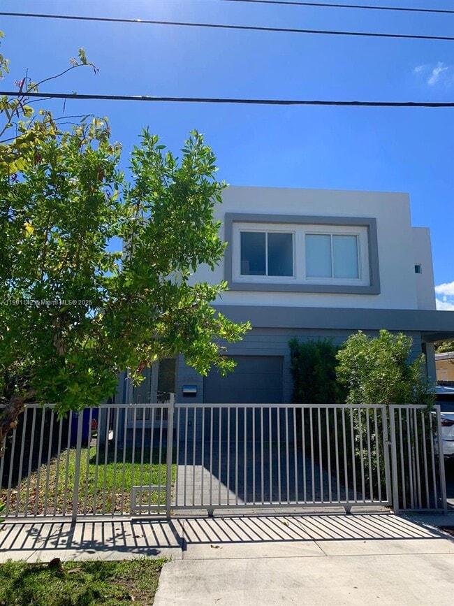 Building Photo - 2852 SW 32nd Ct