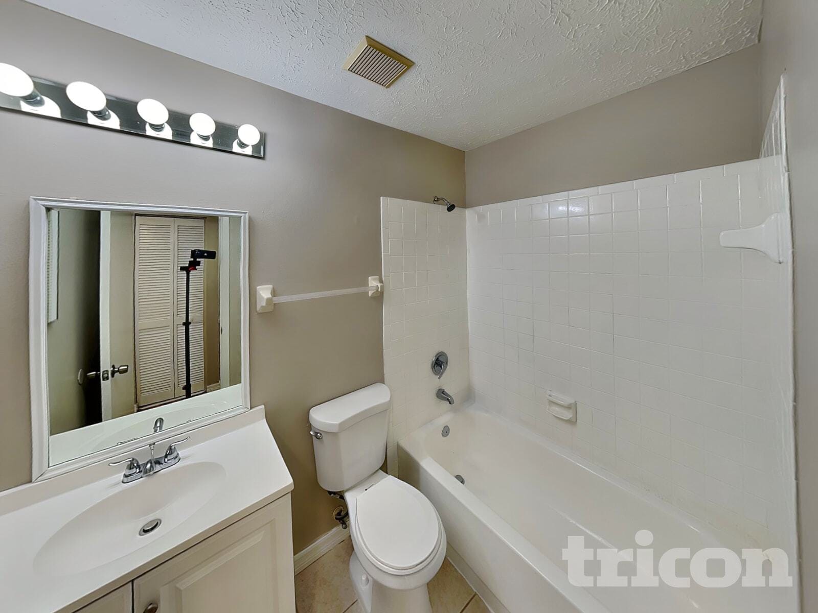 Building Photo - 2704 Mnr Hl Dr