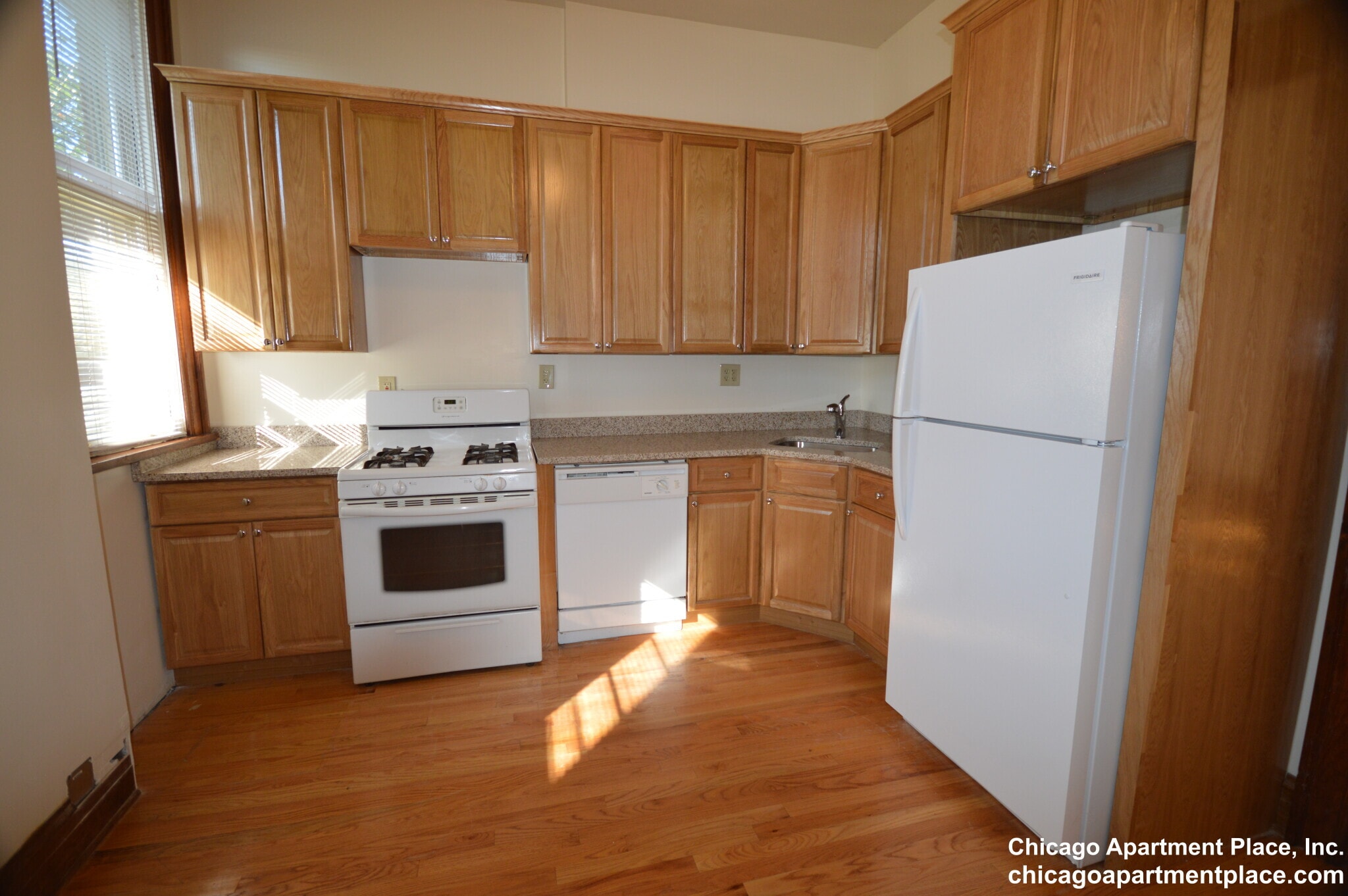 Building Photo - 2214 N Kenmore Ave