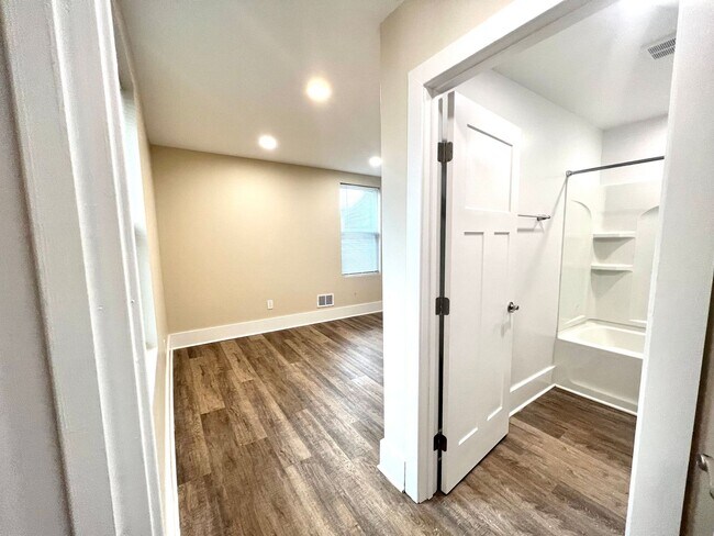 Building Photo - 933 - 320/322 Boggs Avenue