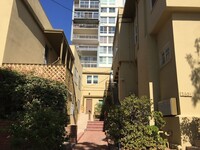 Building Photo - Upper Spacious Bankers Hill Unit!