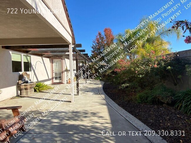 Building Photo - 722 Young Ct