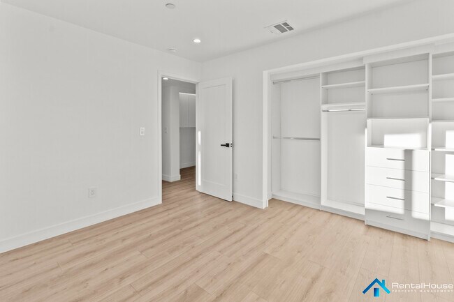 Building Photo - 3005 La Paz Dr