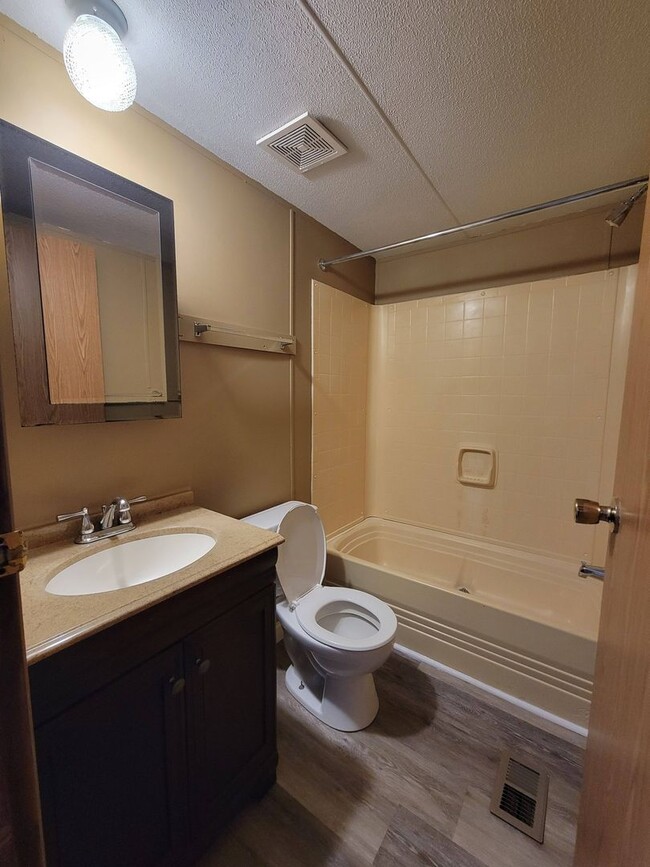 Building Photo - Ready to Move in