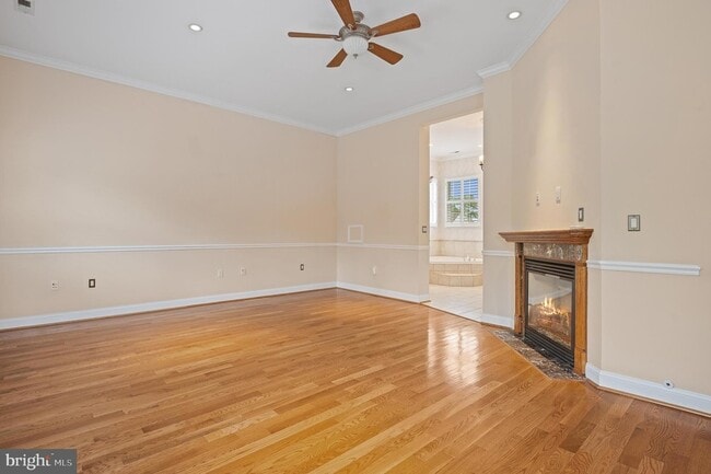 Building Photo - 5905 Lone Oak Dr