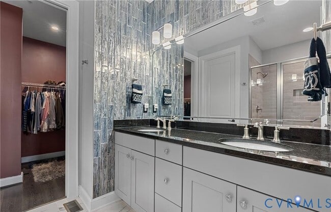 Building Photo - 444 W 6th St