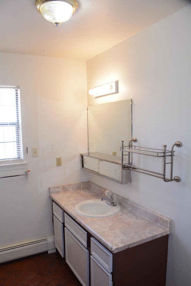 Building Photo - 604 Arno St NE