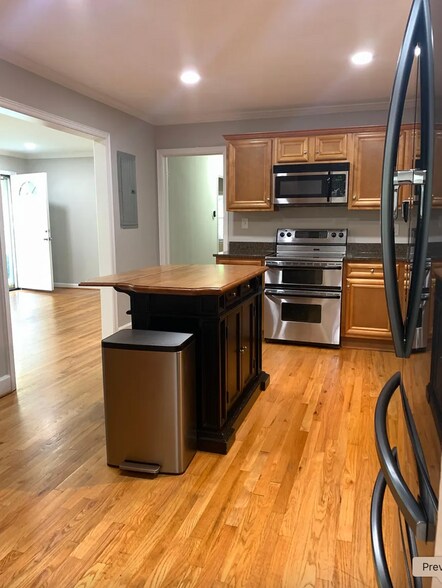 Building Photo - 864 Shadowridge Dr SE