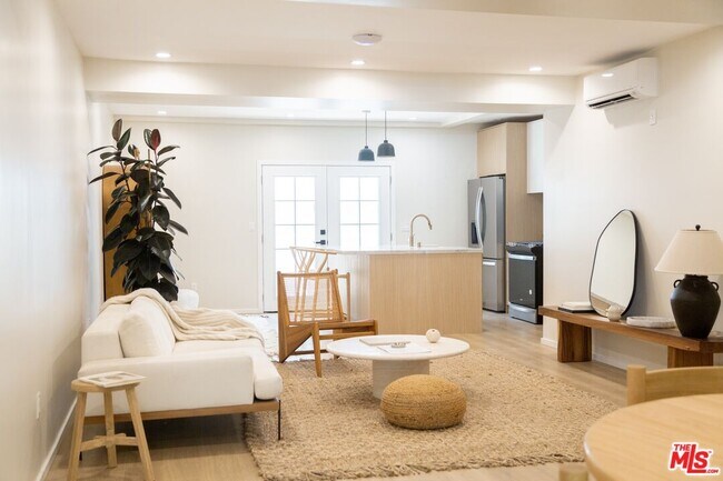 Building Photo - 1409 N De Longpre Ave