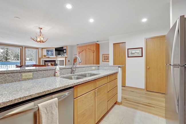 Building Photo - Summer Rental- Liftside Condos #205