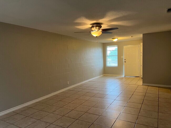 Building Photo - 710 W Cantu Rd