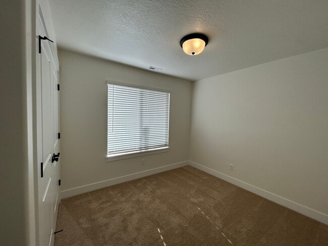 Building Photo - 2 Bedroom 2.5 Bathroom 55+ community