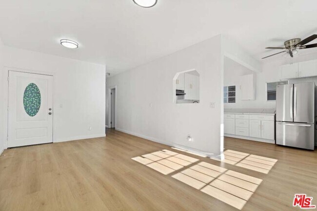 Building Photo - 1125 S Lake St