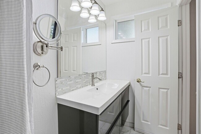 Building Photo - 933 Barstow Ct