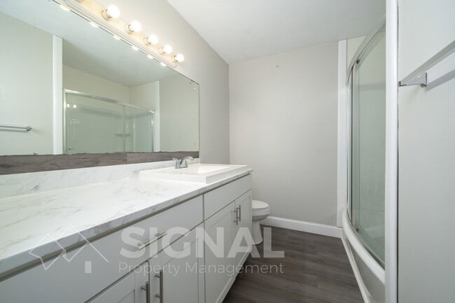 Building Photo - 2425 Circle Dr