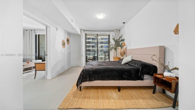 Building Photo - 1010 Brickell Ave