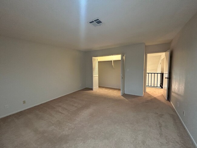 Building Photo - Gorgeous and spacious condo in a quiet and...