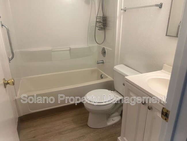 Building Photo - 1104 School St