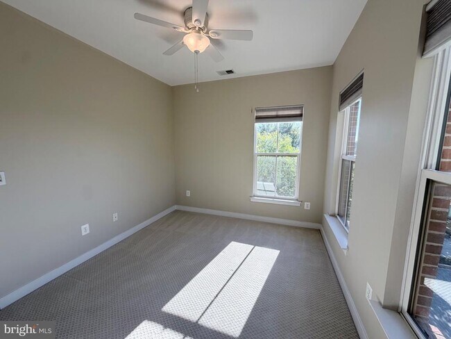Building Photo - 4560 Longfellow St