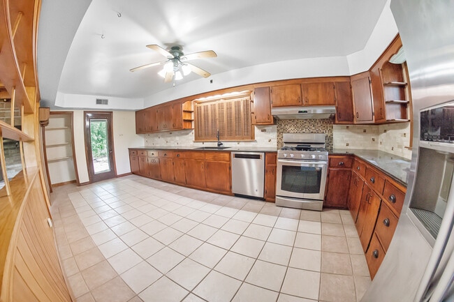 Building Photo - 9343 Shady Ln