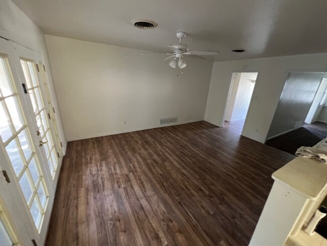 Building Photo - HOUSE