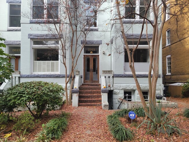 Primary Photo - Charming 2 BR/1 BA Ground Level Condo Unit...