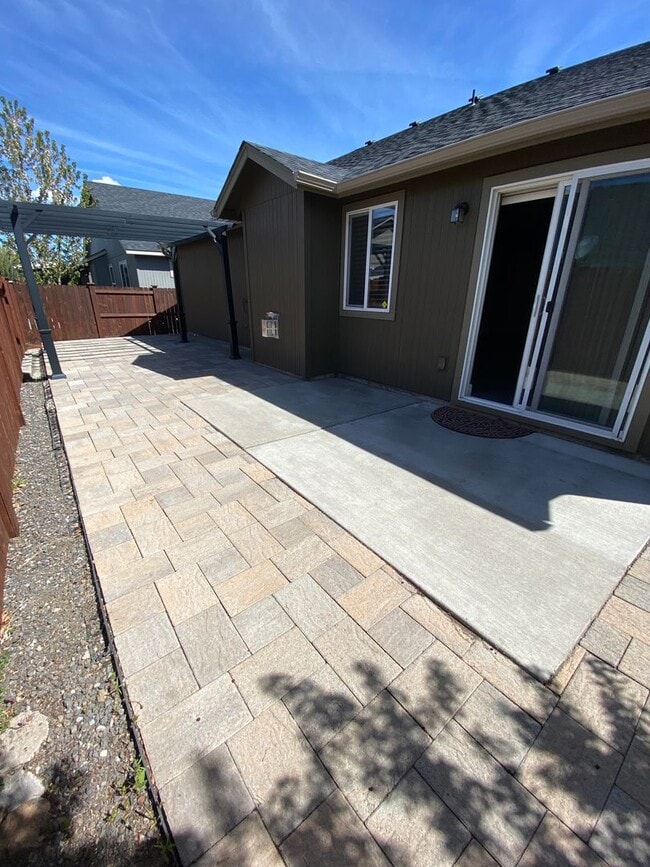 Building Photo - Newer NE Home, Gas Heat & A/C, All Applian...
