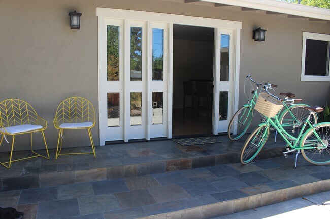 front entrance courtyard - 1077 Valley View St