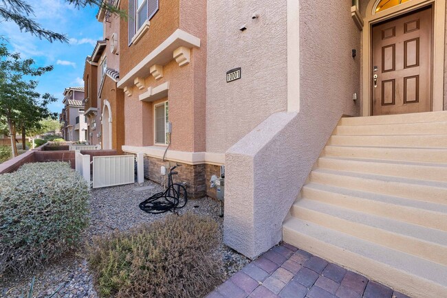 Building Photo - FULLY FURNISHED Luxury Townhome With Moder...