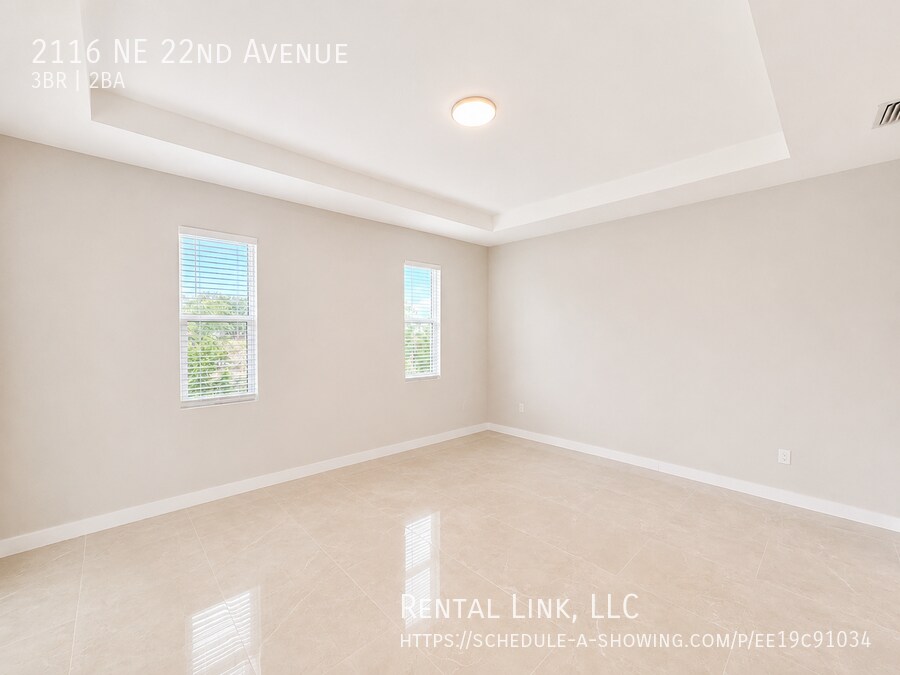 Building Photo - 2116 NE 22nd Ave