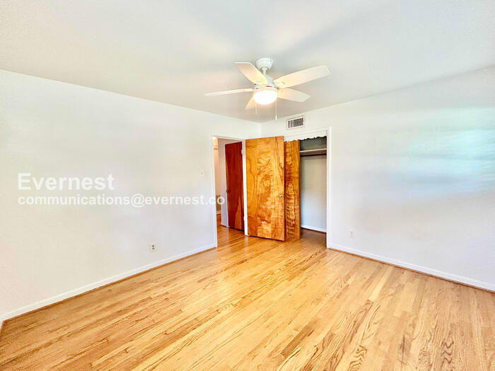 Building Photo - 8633 Westglen Dr