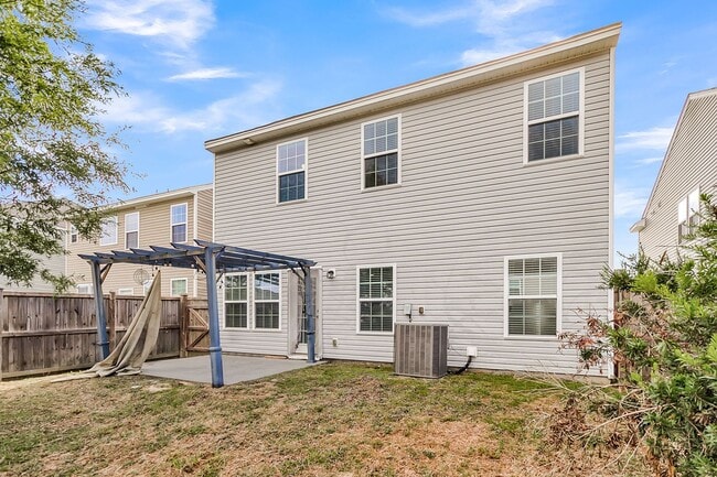 Building Photo - Spacious Summerville Home Near Historic Downtown