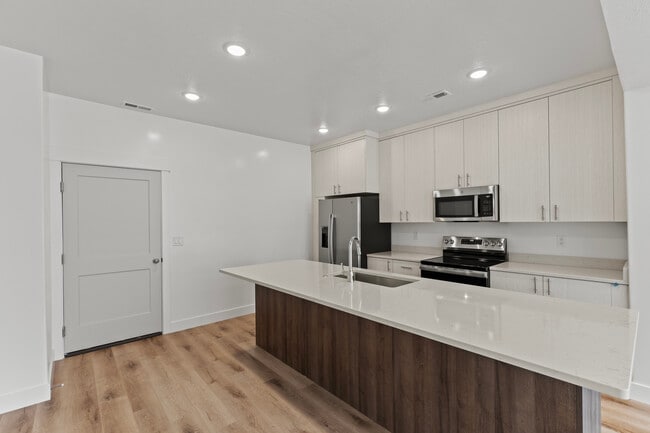 Building Photo - NT 3370