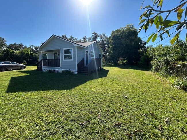 Building Photo - Charming & Completely Remodeled 3-Bedroom ...