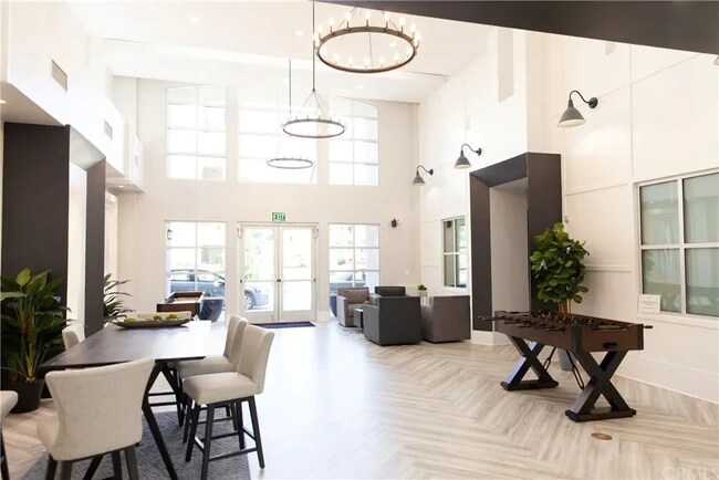 Building Photo - 1362 Scholarship