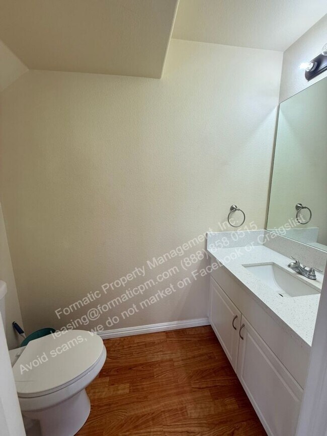 Building Photo - 87-1062-1062 Huamoa St