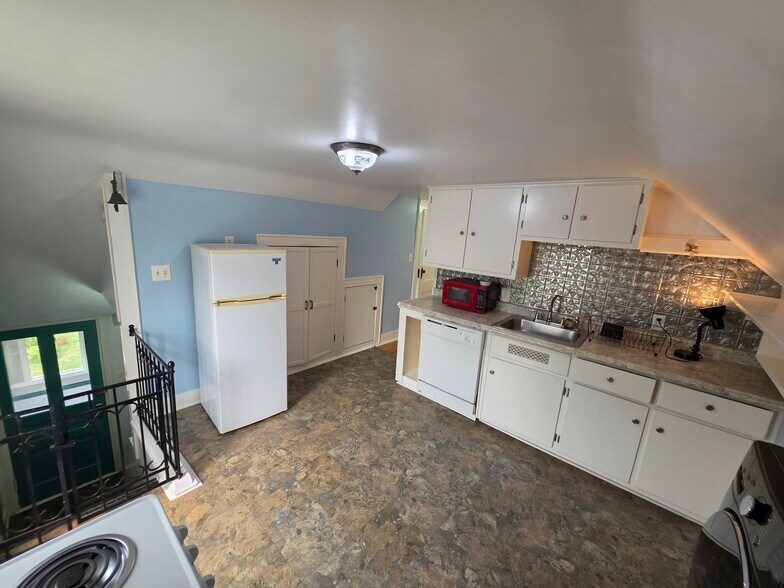 Building Photo - 420 Birney S St