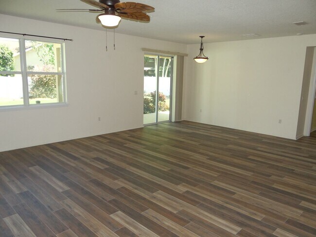 Building Photo - Spacious 4/2/2 home in south St Petersburg