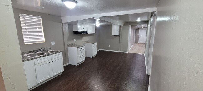 Building Photo - Cute 5 bedroom House