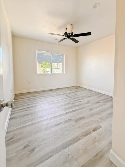 Building Photo - 603 1/2 W 49th St