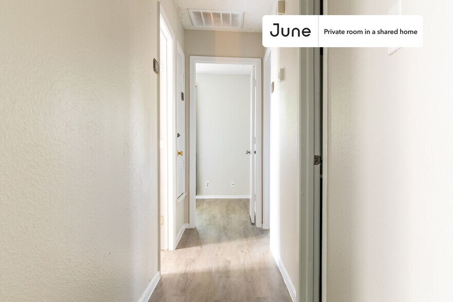 Building Photo - Room in Shared 3 bed/2 bath home