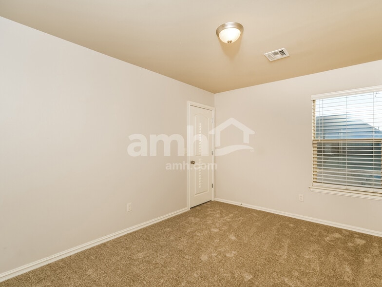 Building Photo - 13332 S Poplar St