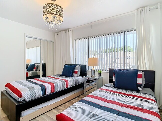 Building Photo - Vineland Road, Orlando, FL 32811 - 2 BR 2.5 BA townhouse