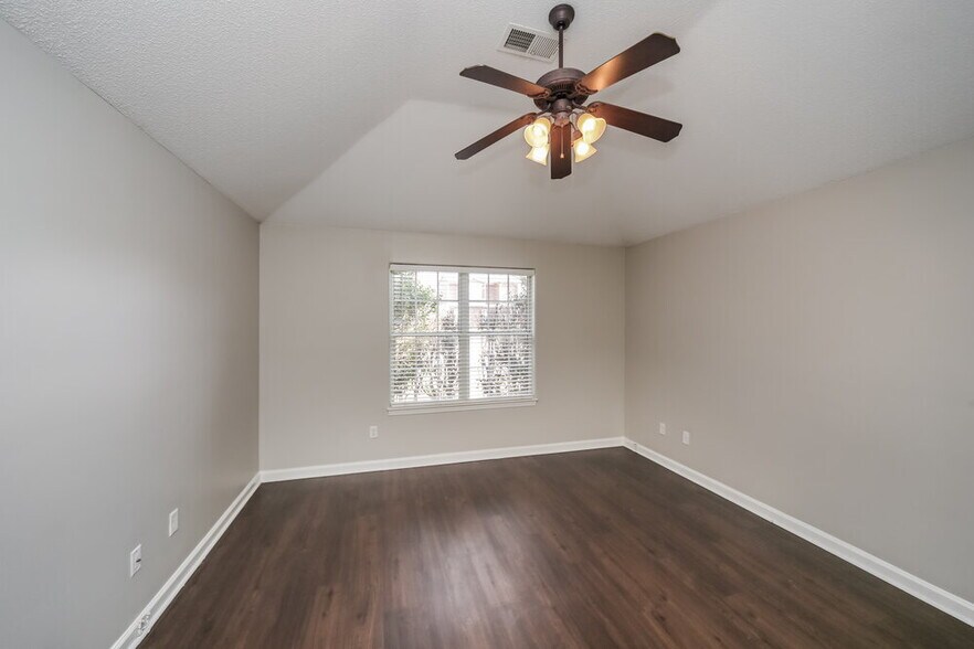 Building Photo - 1719 Brentford Cove